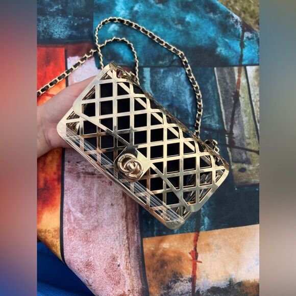 Elegant Metallic Frame Crossbody Bag - Picture 14 of 17